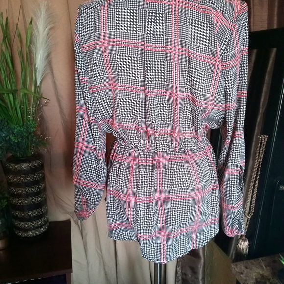 Beautiful zip up top - Picture 4 of 5